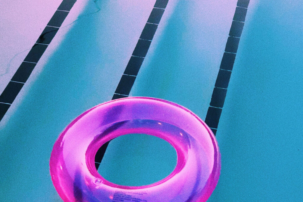 Schwimmbad mit rosanem Schwimmreifen