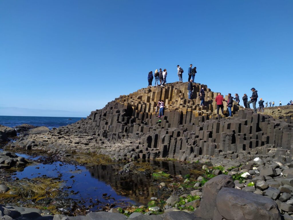 Eine Gruppe von Menschen, die auf einem Berg steht