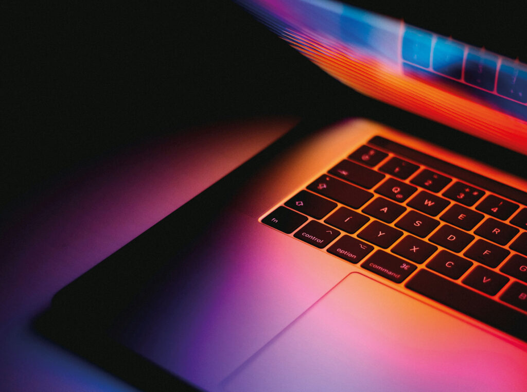 Nahaunahme eines aufgeklappten Laptops