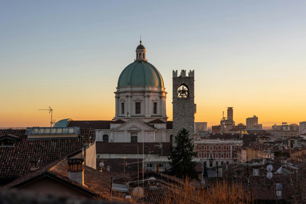 Sicht auf ein Gebäude der Stadt Brecia im Sonnenuntergang.