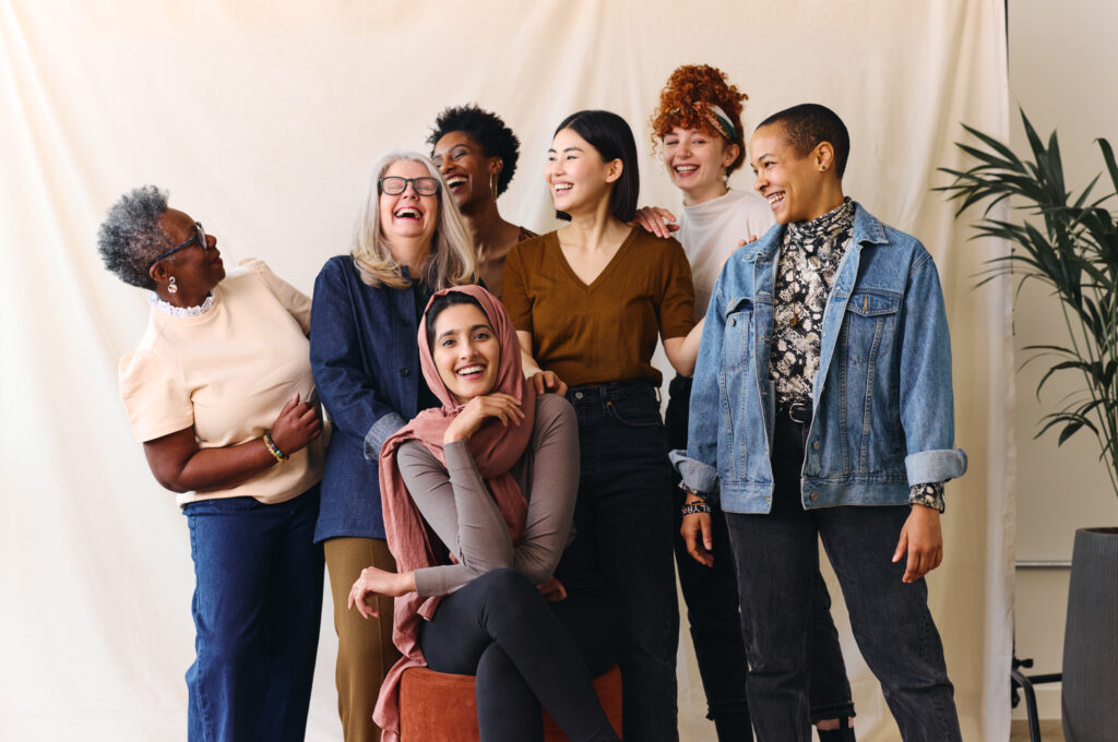 Porträt fröhlicher Frauen unterschiedlichen Alters und verschiedener ethnischer Gruppen.