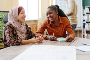 Zwei Frauen mit Migrationshintergrund unterhalten sich.