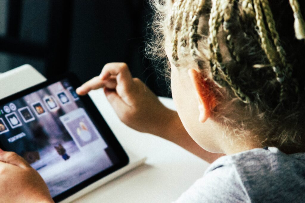 Ein Kind tippt auf einem Tablet