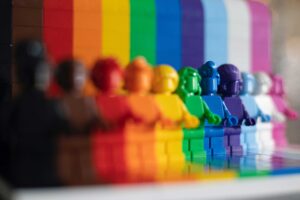 viele bunte Lego Männchen sind in einer Reihe aufgestellt
