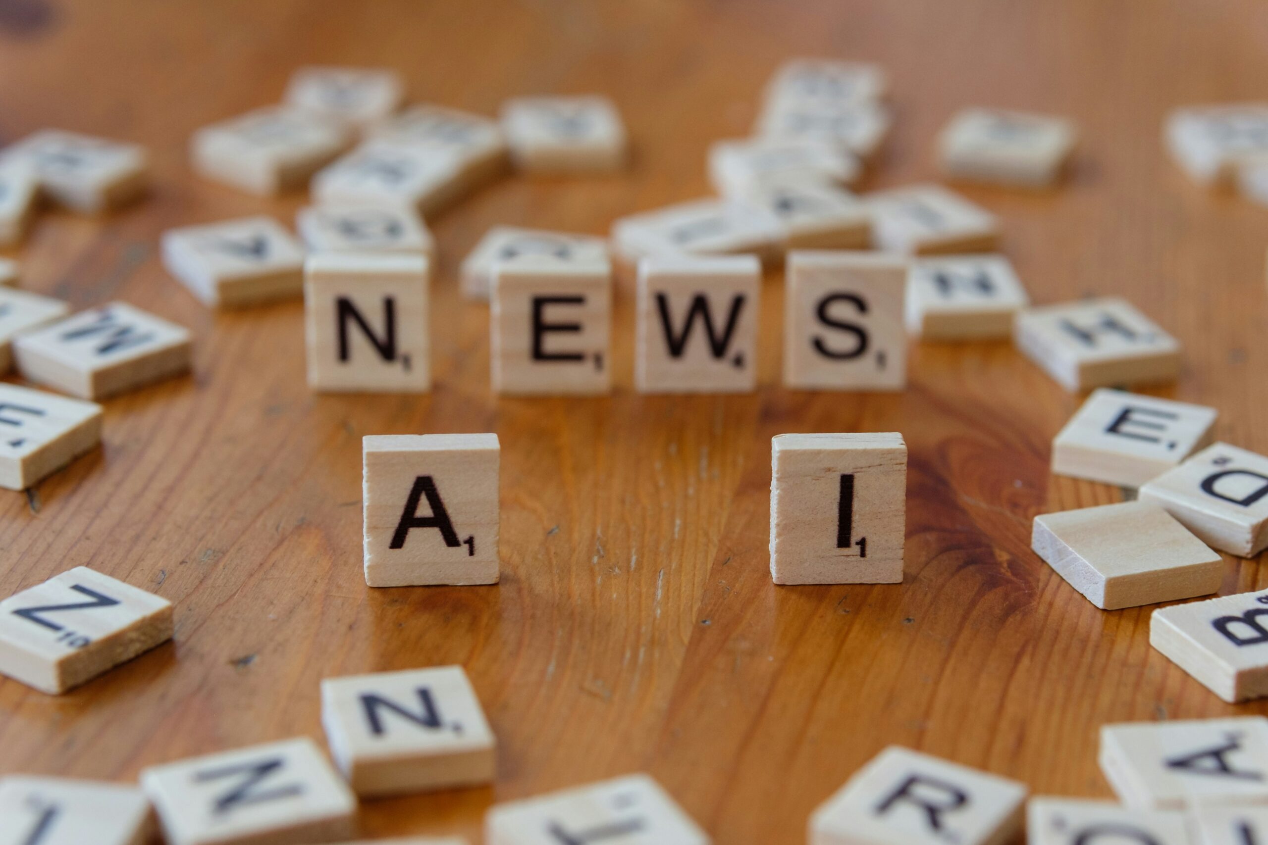 Holzbuchstaben, die das Wort "NEWS" bilden