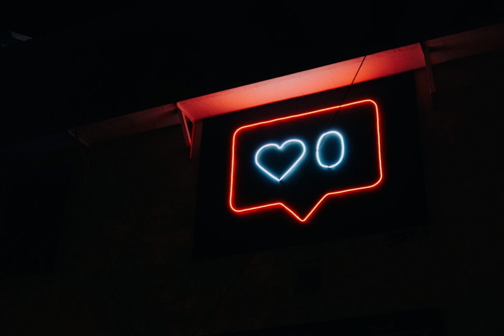 Leuchtkasten mit einem Like Icon von Social Media