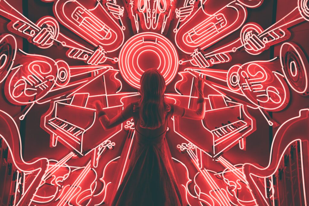 Ein KI generiertes Bild einer Frau, die vor einem leuchtend roten Hintergrund mit Instrumentformen steht