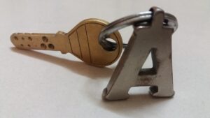 Schlüssel mit Schlüsselanhänger. Der Schlüsselanhänger zeigt den Buchstaben A.