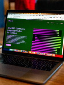 Ein aufgeklappter Laptop zeigt die Plattform des Programms ChatGPT