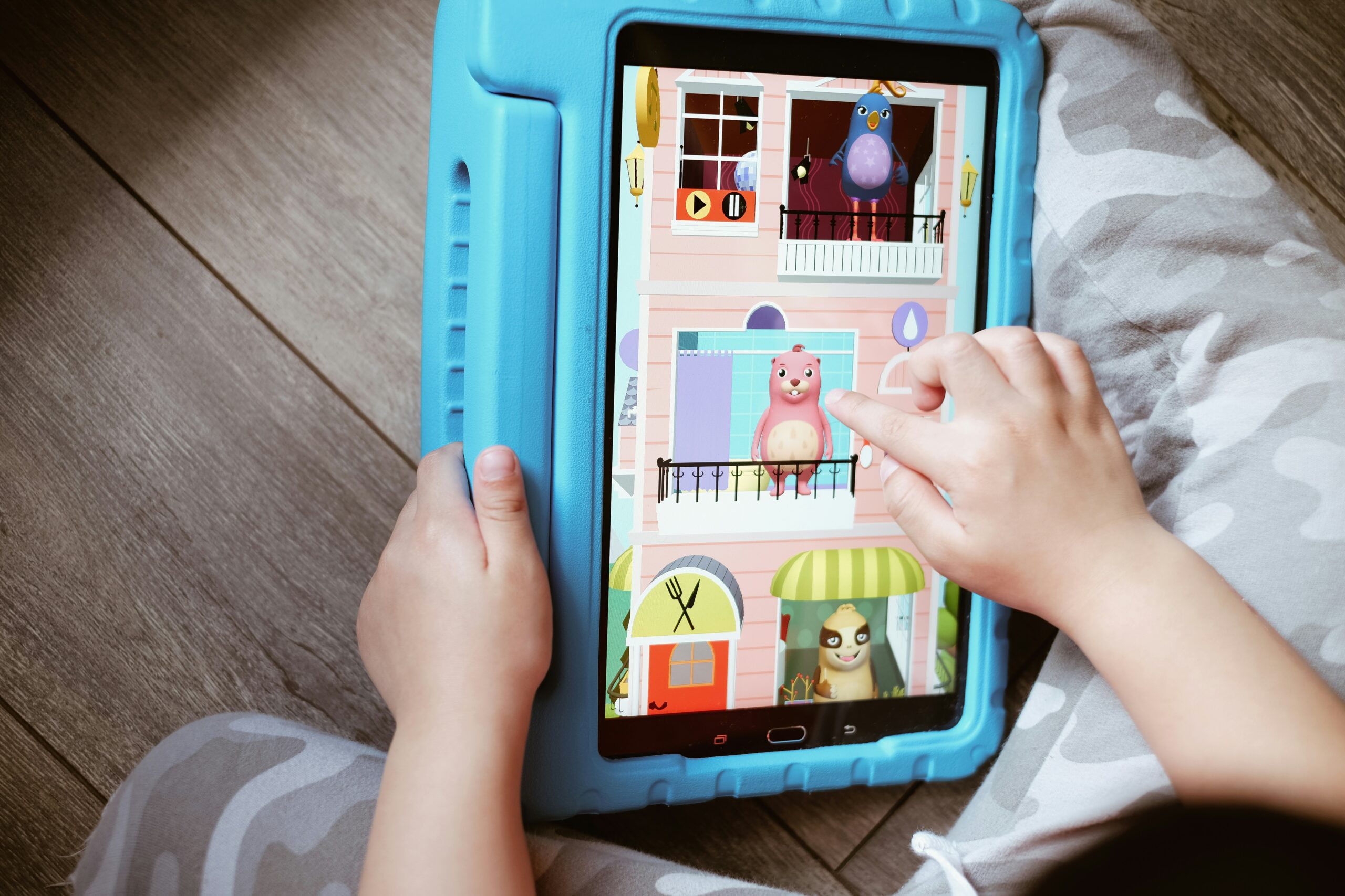 Kinderhände tippen auf einem Tablet.