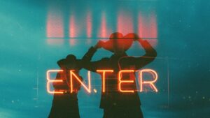 Die Umrisse von zwei Personen sind vor einem blauen Hintergrund zu sehen. In roter Leuchtschrift wird das Wort "Enter" eingeblendet.