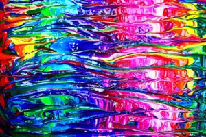 Verschiedene bunte Farbschichten mischen sich untereinander