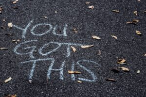 Auf dem grauen Asphalt ist mit weißer Kreide die Aufschrift zu lesen "You Got This"