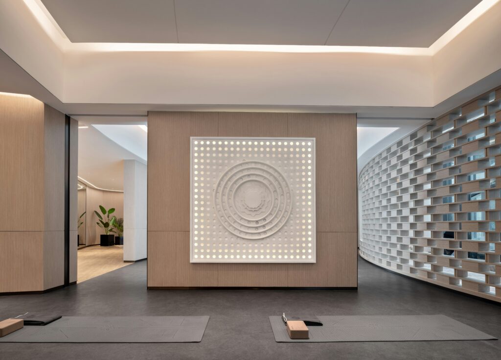 Galerieraum mit Kunstobjekten