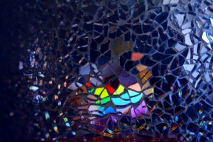 Viele Glasscherben sind zu einem Mosaik zusammengelegt.
