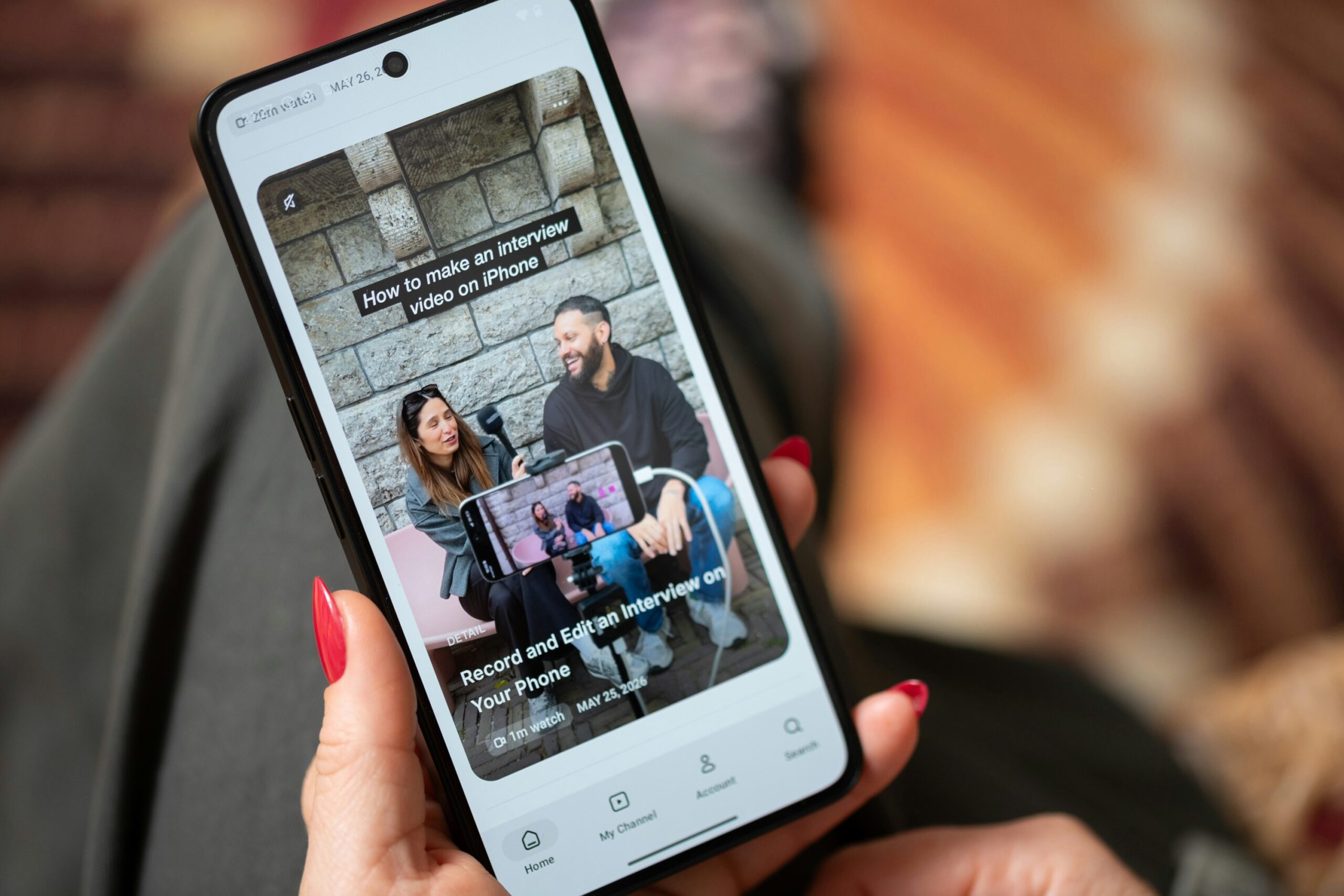 Eine Hand hält ein Handy mit einer Videoaufnahme.