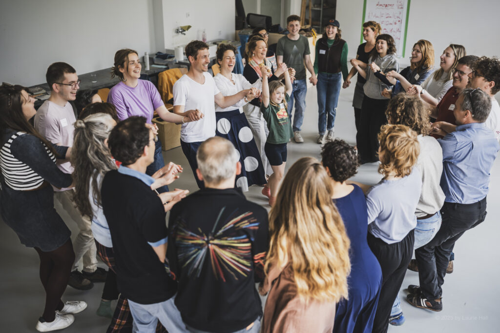 community music, tanzende Menschen